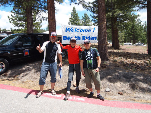 会場入口で。「Welcome! Death Riders」という歓迎メッセージをバックに3人